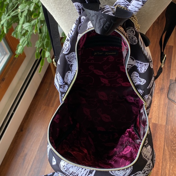 Betsy Johnson black and white heart back pack with matching zipper pouch - Picture 11 of 16